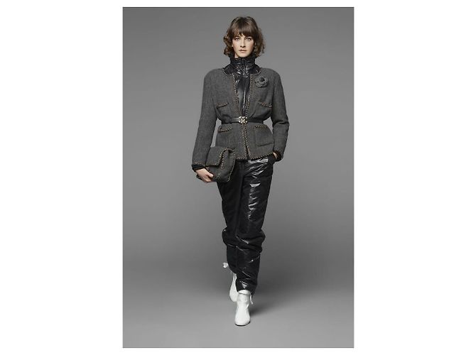 Cambon Chanel 2019B collection Jacket in Grey - view 13