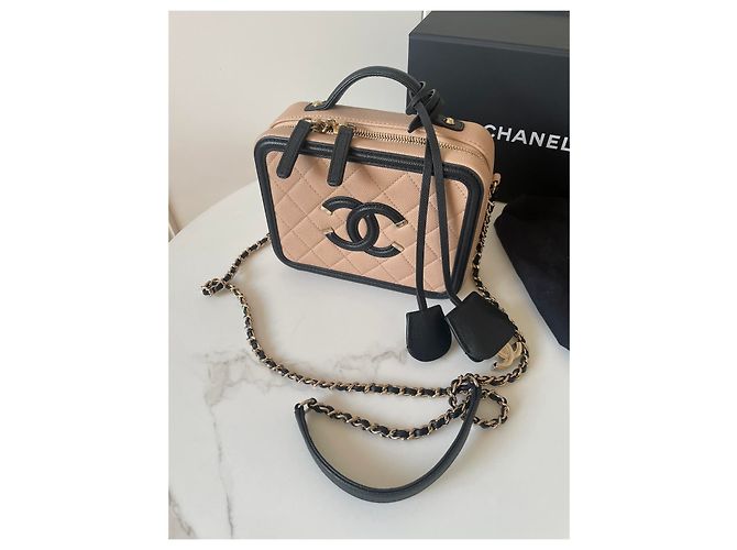 Vanity Beauty case Chanel beige in pelle con finiture dorate - vista 15