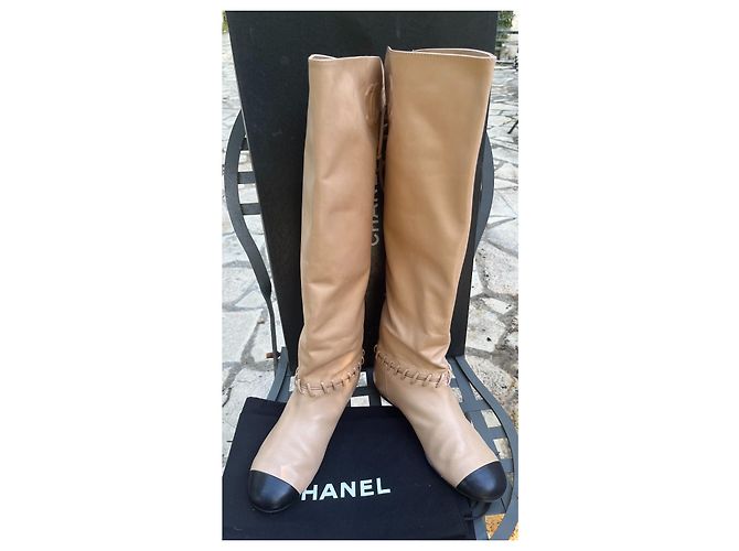 Botas Chanel de piel de cordero beige - vista 2