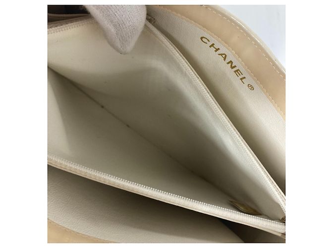 Borsa tote in pelle verniciata avorio Chanel Crudo - vista 15