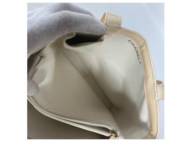 Borsa tote in pelle verniciata avorio Chanel Crudo - vista 16