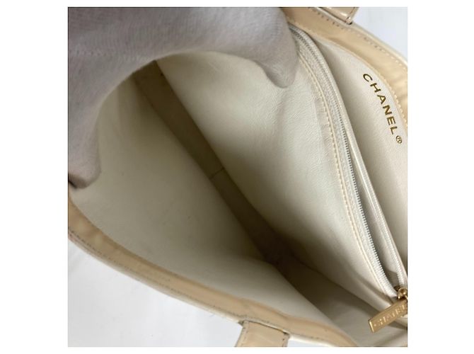 Borsa tote in pelle verniciata avorio Chanel Crudo - vista 17