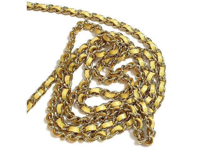 Portafoglio a catena in pelle caviar gialla metallica Chanel - vista 4