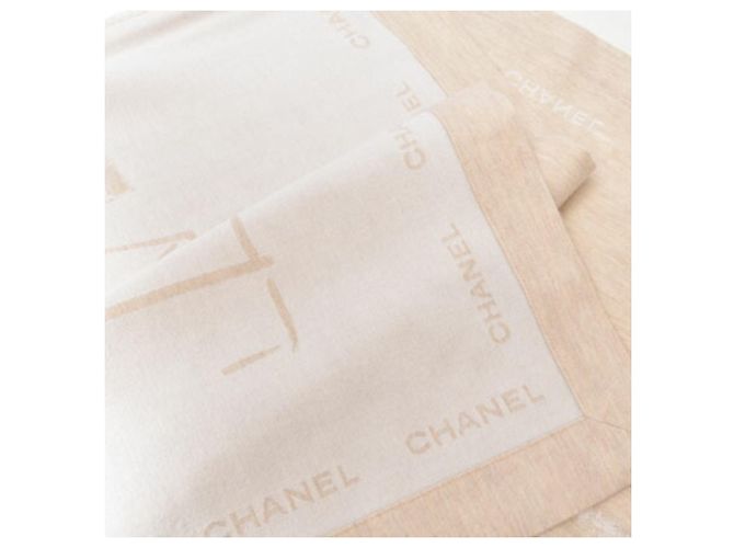 Couverture réversible Chanel Motif Mademoiselle CC Beige - vue 11
