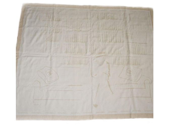 Couverture réversible Chanel Motif Mademoiselle CC Beige - vue 13