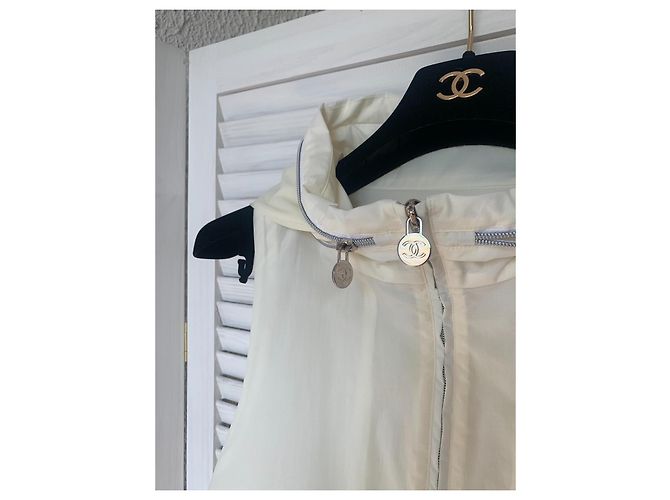 2018 18P Chanel & Karl Lagerfeld línea deportiva chaleco logo CC botones Beige - vista 17