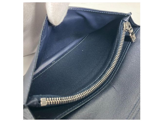 Cartera Larga Brazza en Taiga Louis Vuitton Azul marino - vista 10