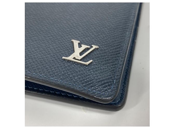 Cartera Larga Brazza en Taiga Louis Vuitton Azul marino - vista 4