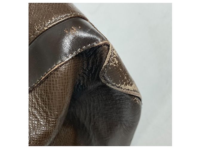 Borsa Louis Vuitton Taiga Kasbeck PM Marrone - vista 10