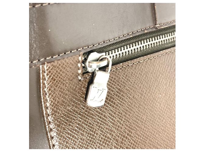 Borsa Louis Vuitton Taiga Kasbeck PM Marrone - vista 11