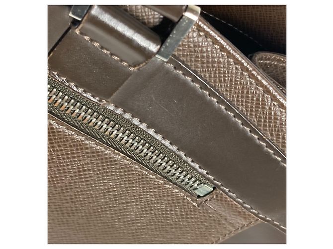 Borsa Louis Vuitton Taiga Kasbeck PM Marrone - vista 12