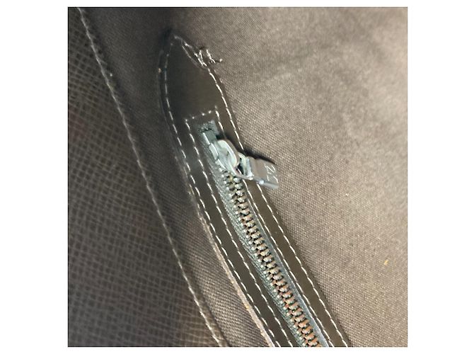 Borsa Louis Vuitton Taiga Kasbeck PM Marrone - vista 15