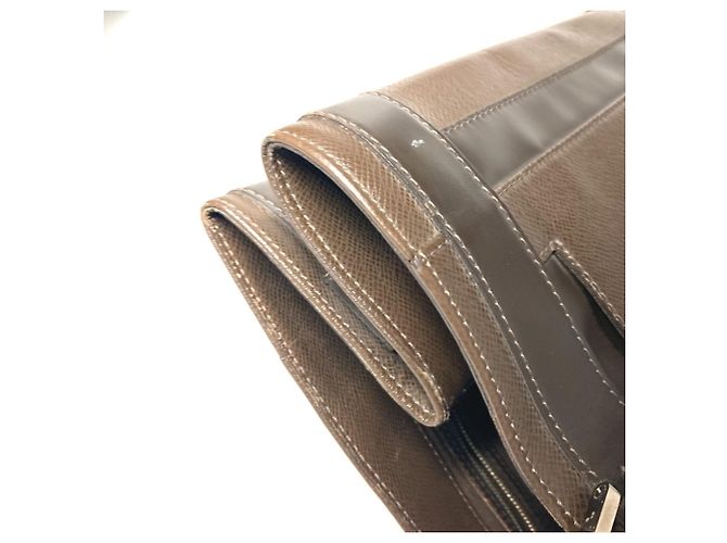 Borsa Louis Vuitton Taiga Kasbeck PM Marrone - vista 4