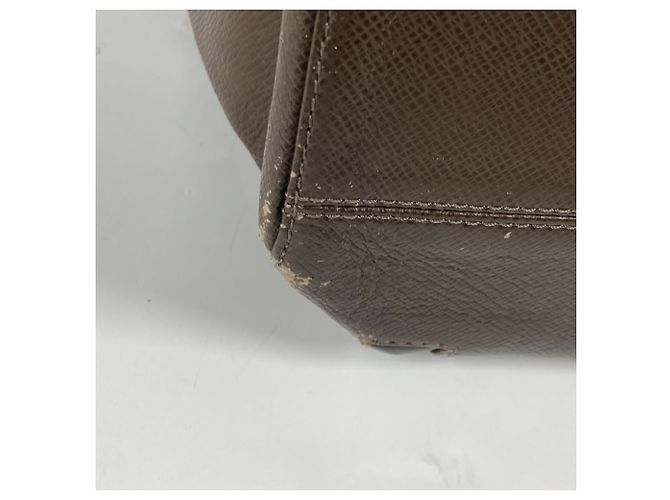 Borsa Louis Vuitton Taiga Kasbeck PM Marrone - vista 8