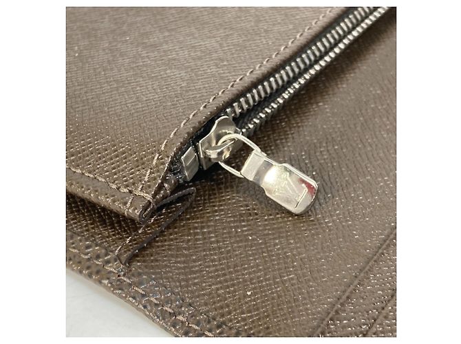 Cartera Larga Brazza Taiga Louis Vuitton Castaño - vista 8