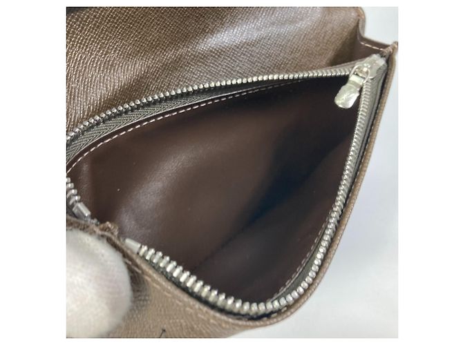 Cartera Larga Brazza Taiga Louis Vuitton Castaño - vista 9