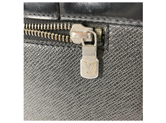 Louis Vuitton Taiga Kasbeck PM Tote Bag Schwarz Grau - Ansicht 9