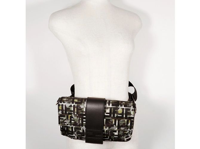 Borsa a Spalla Mamma Bucket di Fendi Nero - vista 11