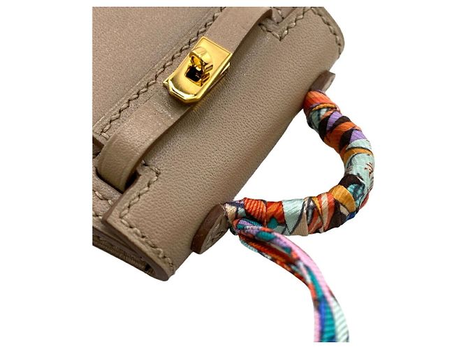 Hermès Charm motivo borsa Hermes Kelly Twilly Beige - vista 8