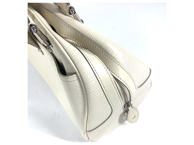 Bowling Bolsa Boston Montaigne GM em Epi Louis Vuitton Branco Fora de branco - vista 6
