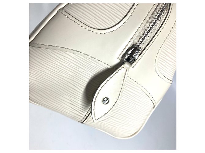 Bowling Bolsa Boston Montaigne GM em Epi Louis Vuitton Branco Fora de branco - vista 7