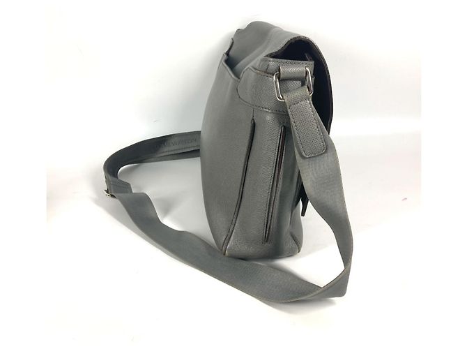 Borsa a flap Roman MM Taiga di Louis Vuitton Marrone - vista 2