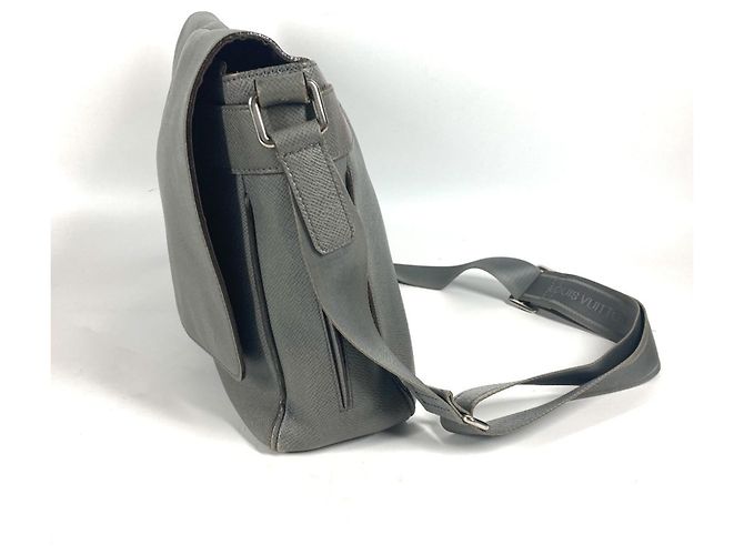 Borsa a flap Roman MM Taiga di Louis Vuitton Marrone - vista 3