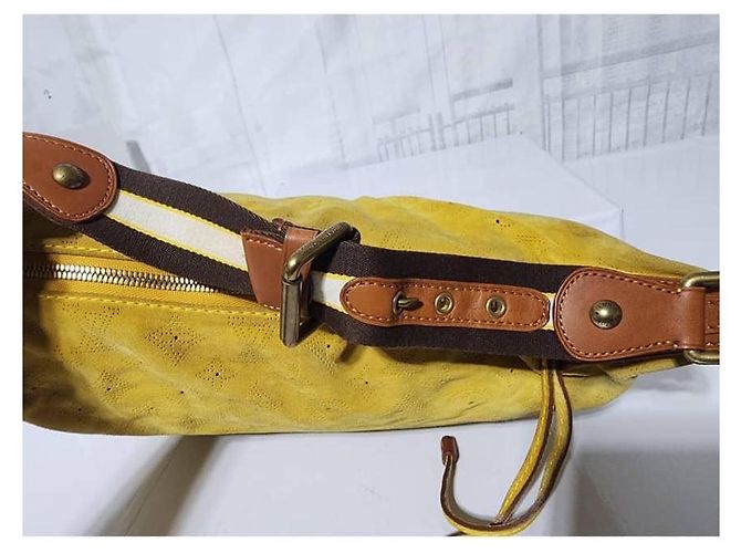 Borsa a spalla Louis Vuitton Monogram Suede Onatah GM Gialla Giallo - vista 10