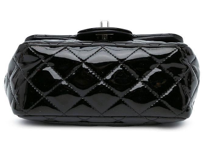 Chanel Mini Cuadrado Negro Clásico en Charol con Solapa Simple - vista 3