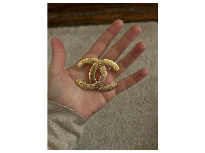 Spilla Chanel CC dorata in metallo D'oro - vista 4
