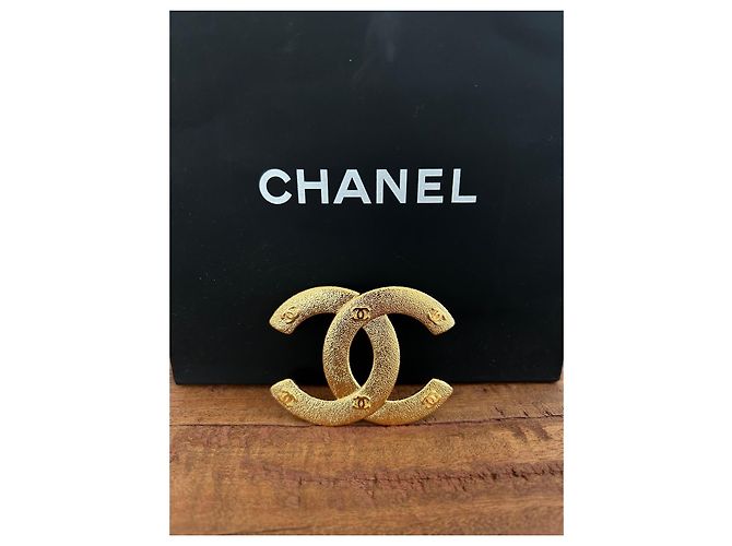 Spilla Chanel CC dorata in metallo D'oro - vista 6