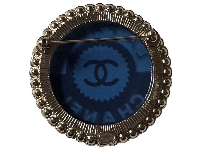 Spilla Chanel La Pausa in resina blu e oro Gold hardware - vista 4