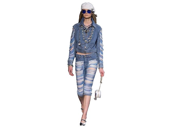 Spilla Chanel La Pausa in resina blu e oro Gold hardware - vista 5