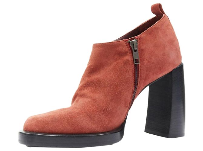 Stivaletti in suede rosso bruciato con tacco chunky curvo di Ann Demeulemeester - vista 4