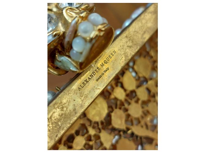 Alexander McQueen: clutch a forma di teschio decorata con perle Beige - vista 13