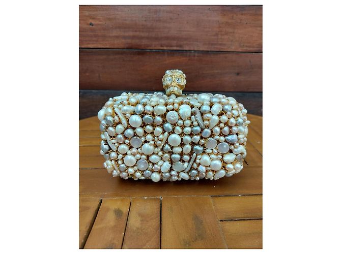 Alexander McQueen: clutch a forma di teschio decorata con perle Beige - vista 2
