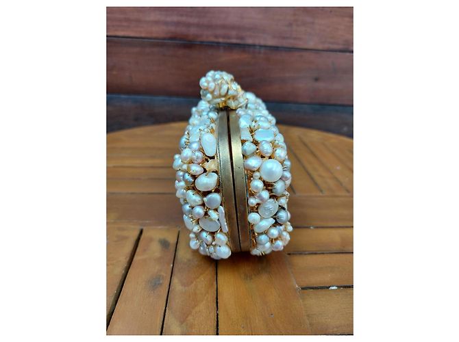 Alexander McQueen: clutch a forma di teschio decorata con perle Beige - vista 3