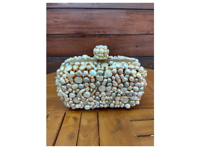 Alexander McQueen: clutch a forma di teschio decorata con perle Beige - vista 4