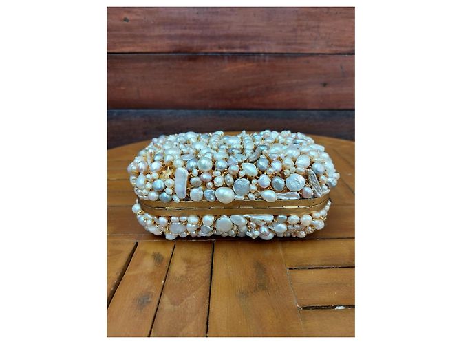 Alexander McQueen: clutch a forma di teschio decorata con perle Beige - vista 5