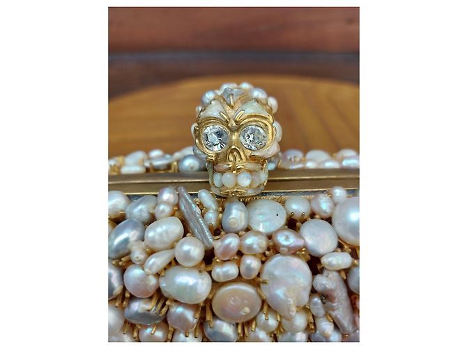 Alexander McQueen: clutch a forma di teschio decorata con perle Beige - vista 6