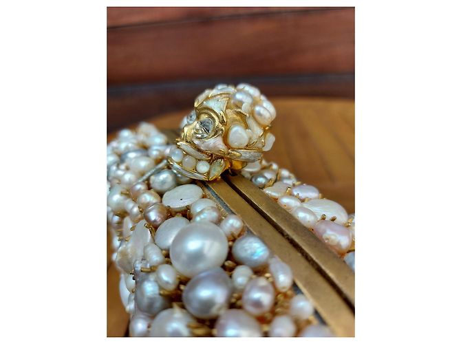 Alexander McQueen: clutch a forma di teschio decorata con perle Beige - vista 8