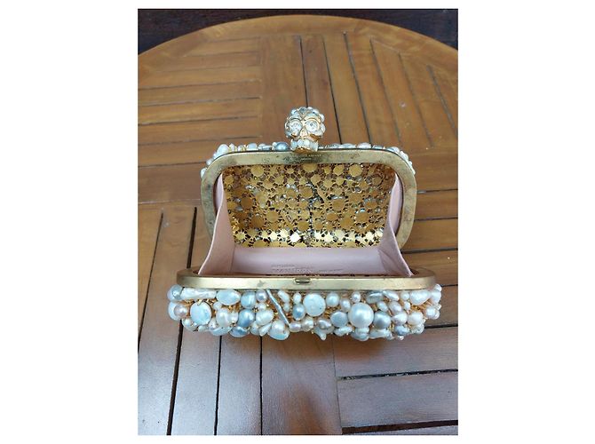 Alexander McQueen: clutch a forma di teschio decorata con perle Beige - vista 9