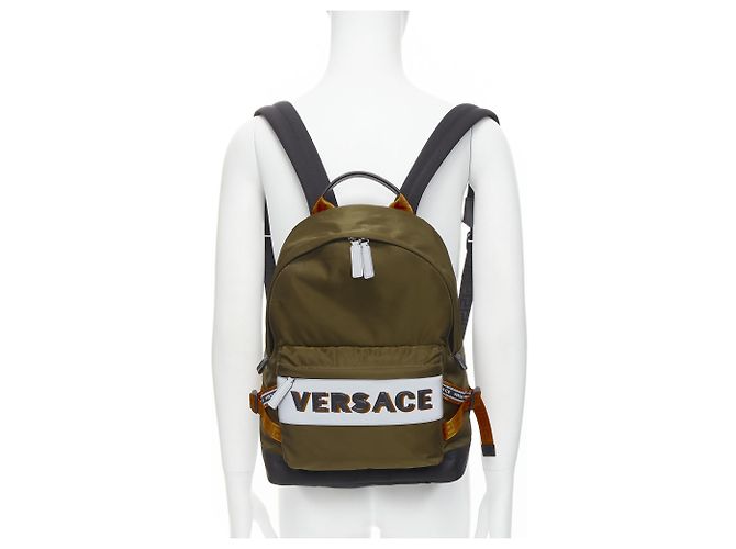 nuovo zaino VERSACE in nylon verde con logo riflettente e tracolla Greca arancione - vista 2