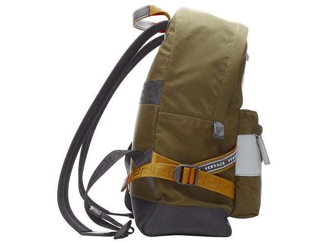 nuovo zaino VERSACE in nylon verde con logo riflettente e tracolla Greca arancione - vista 4