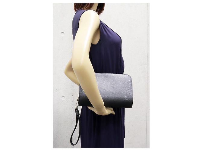 Borsa a mano in pelle Taiga Louis Vuitton M30182 - vista 2
