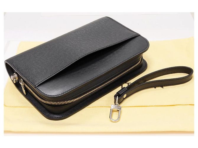 Borsa a mano in pelle Taiga Louis Vuitton M30182 - vista 3