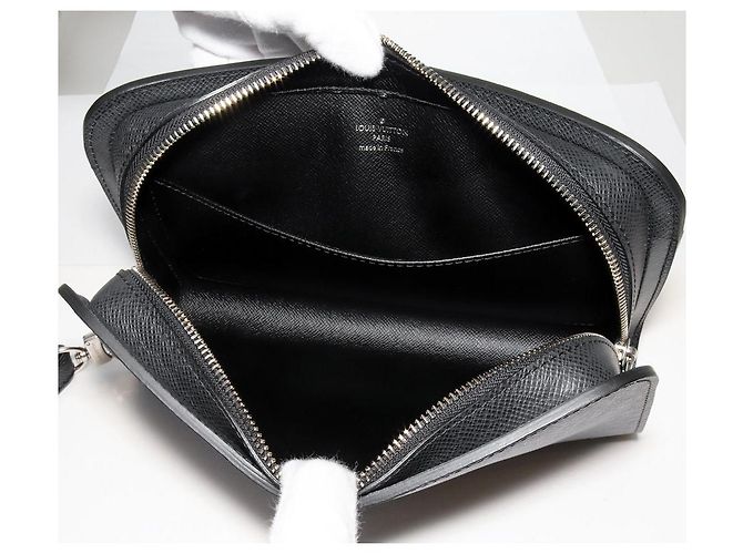 Borsa a mano in pelle Taiga Louis Vuitton M30182 - vista 4