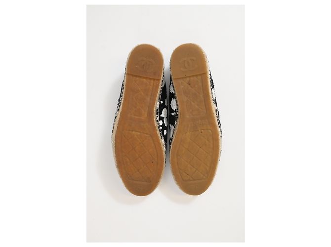 Timeless Mocasines espadrilles en tweed negro con estampado de pintura salpicada y logo CC de Chanel - vista 13