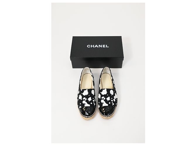 Timeless Mocasines espadrilles en tweed negro con estampado de pintura salpicada y logo CC de Chanel - vista 14