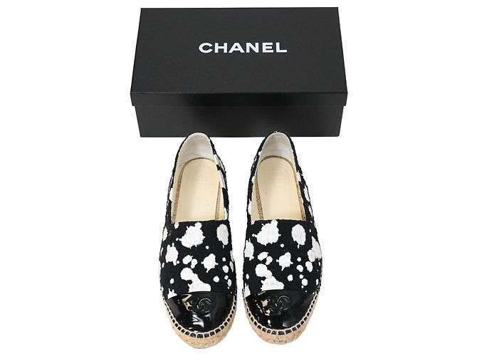 Timeless Mocasines espadrilles en tweed negro con estampado de pintura salpicada y logo CC de Chanel - vista 7